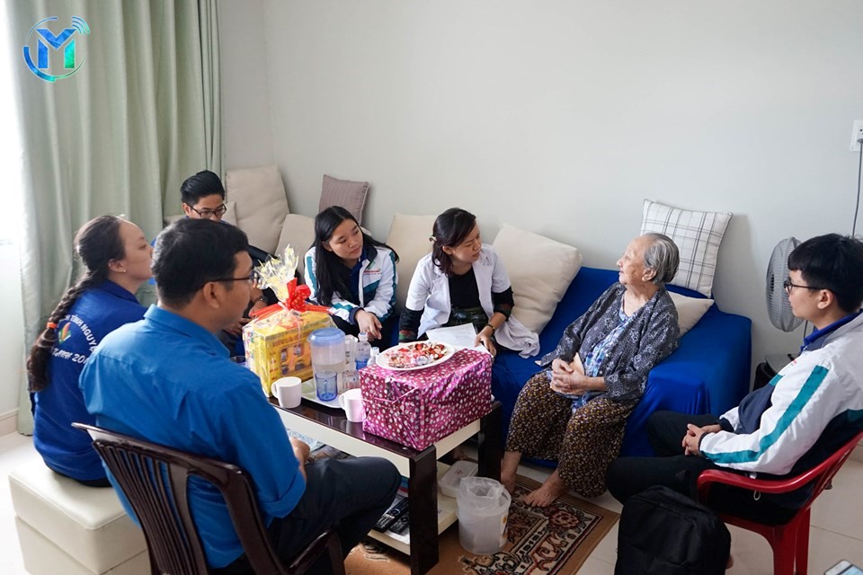 Chiến sĩ mùa hè xanh thăm hỏi, tặng quà cho ba má phong trào và các mẹ Việt Nam anh hùng, các gia đình chính sách có công với cách mạng.