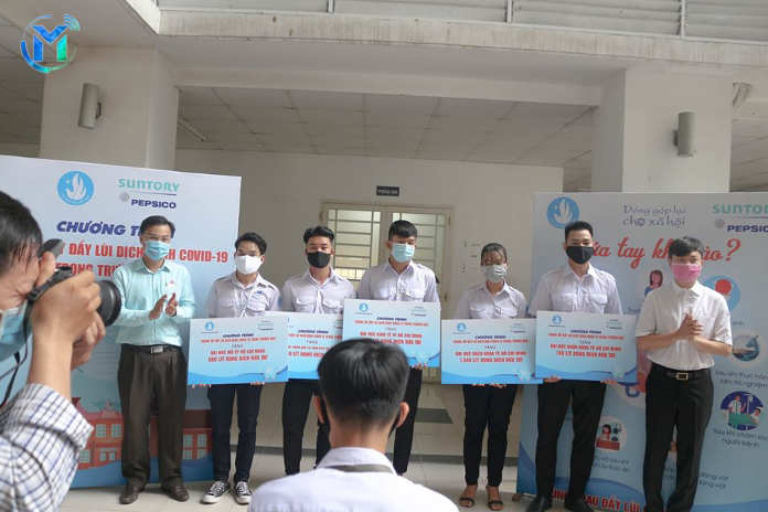 Đại diện Trung ương Hội Sinh viên Việt Nam và Thành Đoàn – Hội Sinh viên TP.HCM trao biểu trưng nước rửa tay cho đại diện Thường trực 5 Hội Sinh viên các trường Đại học trên địa bàn TP.HCM.