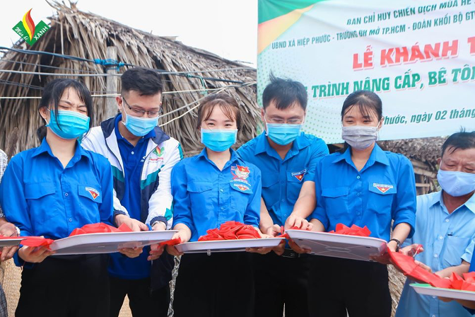 Đại diện lãnh đạo Thành Đoàn, Lãnh đạo Huyện Nhà Bè cùng các đơn vị thực hiện tuyến hẻm tiến hành nghi thức cắt băng khánh thành tuyến hẻm