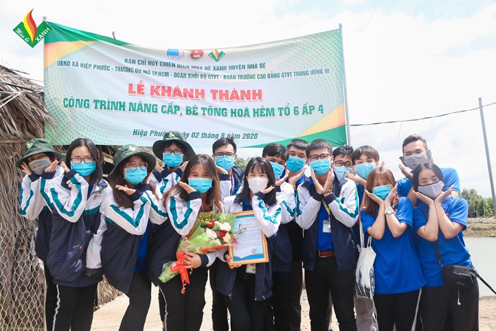 Các chiến sĩ đội hình thường trực Nhà Bè chụp ảnh vui mừng vì đã hoàn thành công trình sớm hơn tiến độ dự kiến.
