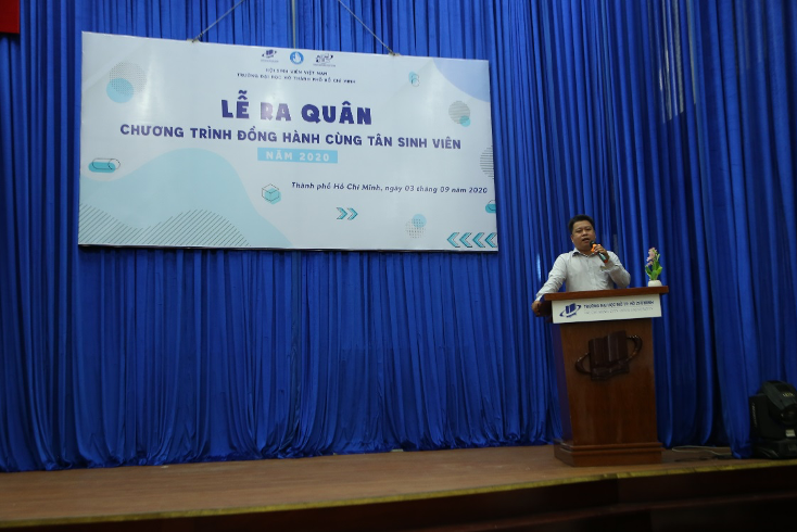 TS. Lê Nguyễn Quốc Khang – Phó Hiệu trưởng nhà trường phát biểu chỉ đạo, trao đổi và dặn dò các tình nguyện viên của chương trình.