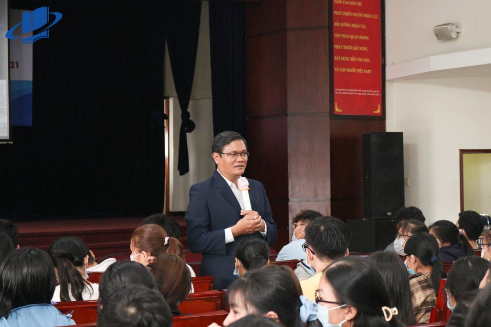 PGS.TS Nguyễn Minh Hà - Hiệu trưởng Trường chia sẻ với Tân sinh viên